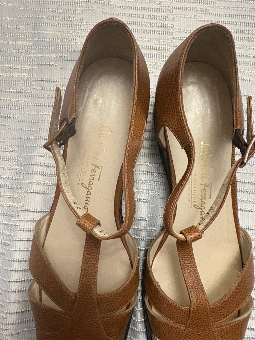 Salvatore Ferragamo Tan Brown Pebbled Leather T-Strap Flats Size 8A Narrow - Picture 5 of 10